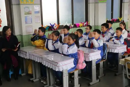 手势舞展示《春夜喜雨》.