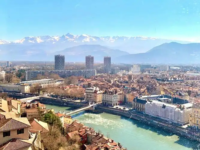 每条街的尽头都是一座山 —— 格勒