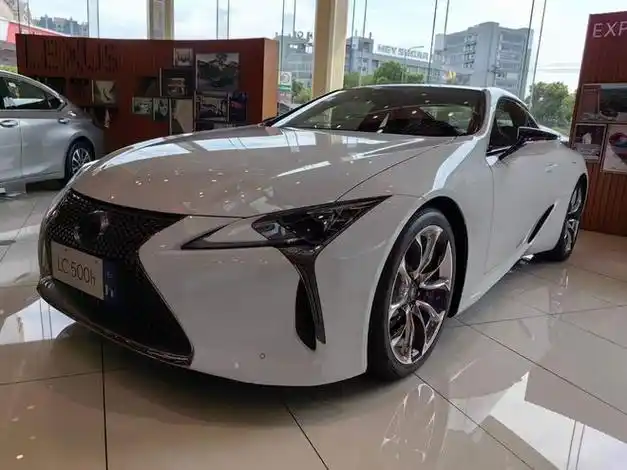 雷克萨斯lc500两门跑车 它紧跟着lfa正式发布后亮相,这辆车的外观及