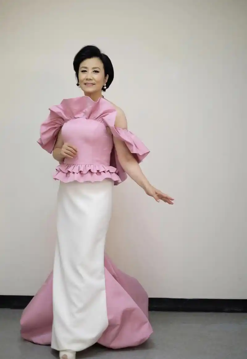 原创74岁的汪明荃真"敢"穿,穿荧光绿连衣裙惊艳亮相,网友:厉害了