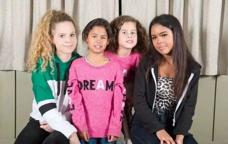 英国白人女子嫁给黑人丈夫,竟生下两对"一黑一白"双胞胎!