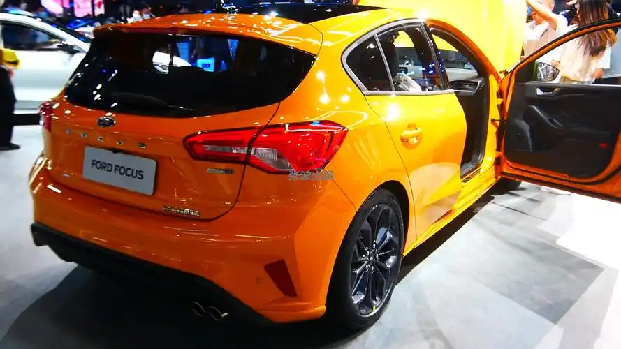 新款福特福克斯两厢版 挑战高尔夫 外观十分动感