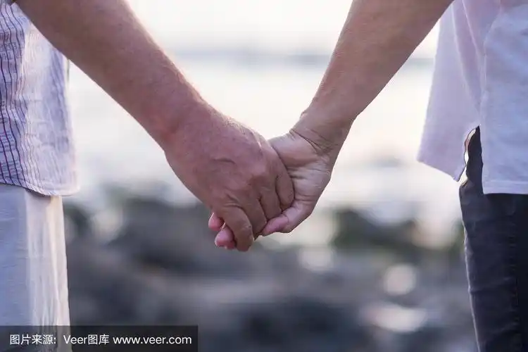 度假,旅游理念,与人同行——幸福老年夫妇牵手.