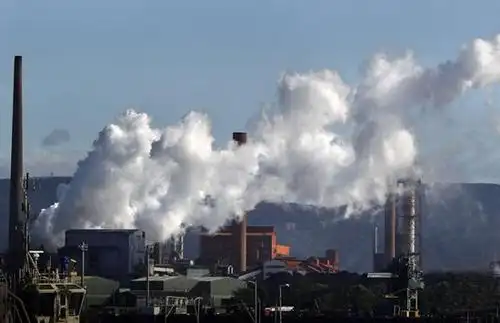 日在澳大利亚悉尼南部的肯布拉港拍摄的一家钢铁厂的烟囱正在排放蒸汽
