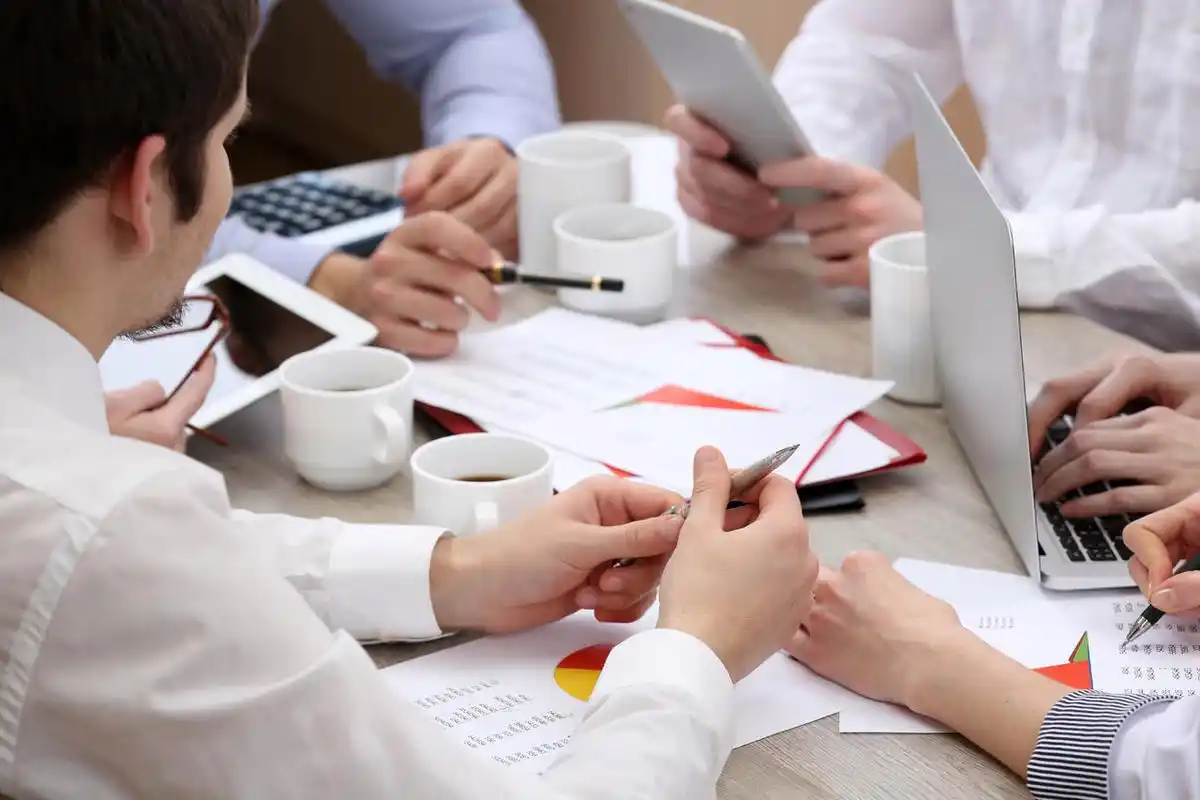 商务办公场景正在讨论的小组团队团队交流沟通会议