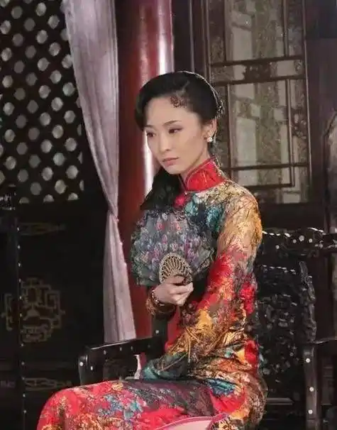 2006年出演张艺谋导演电影《满城尽带黄金甲》而受到关注并提名第17届