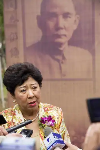 孙中山先生孙女向西交利物浦大学捐赠孙中山先生铜像