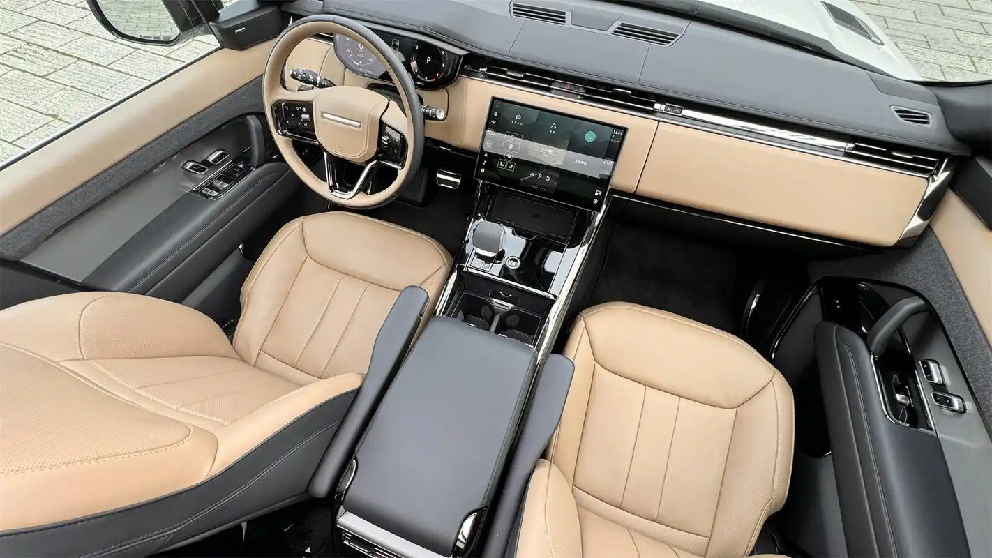 至于内饰的其它方面,则继续营造着十足的豪华感,大量地应用了温莎和半