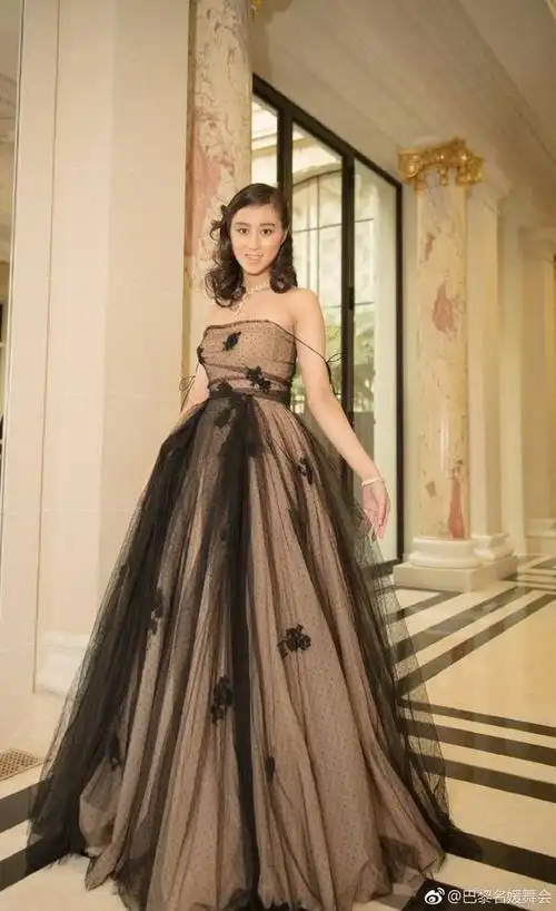 真白富美!赌王18岁小女儿何超欣参加巴黎名媛舞会占c位!