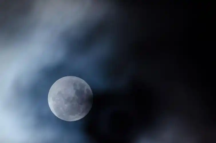 黑夜里屋顶上触摸月亮的女孩