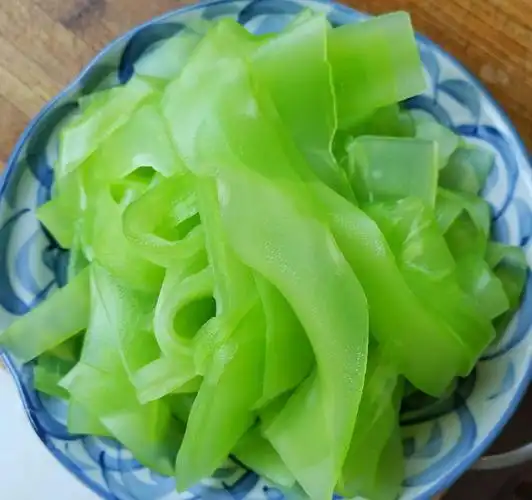 莴笋换个做法,不炒不炖,清新美味,是春天的味道呀