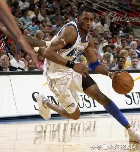 麦迪的小腿是公认的nba中最漂亮的,这双小腿几乎都是跟腱,没有腿肚.