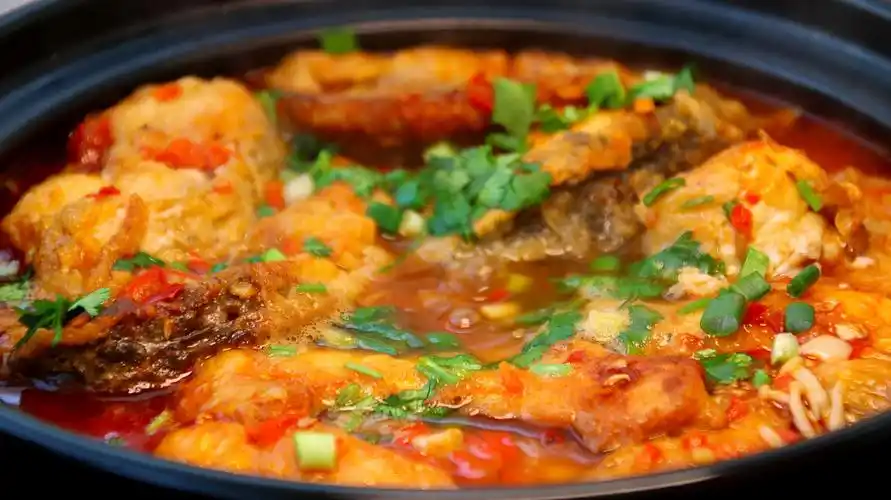 草鱼我家就爱这样做,5斤鱼往锅里一扔,省时省力,一大锅不够吃