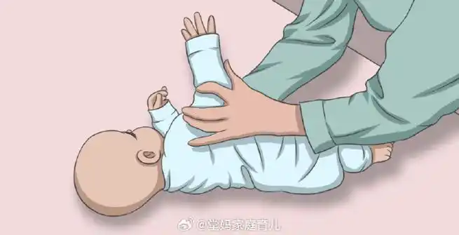 飞机抱就是让宝宝趴在大人的手臂上,模拟飞机爬升或飞行的状态.