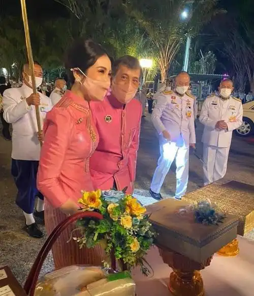 泰王与贵妃亲密无间,苏提达不甘落寞,拉弹弓照展现强硬姿态