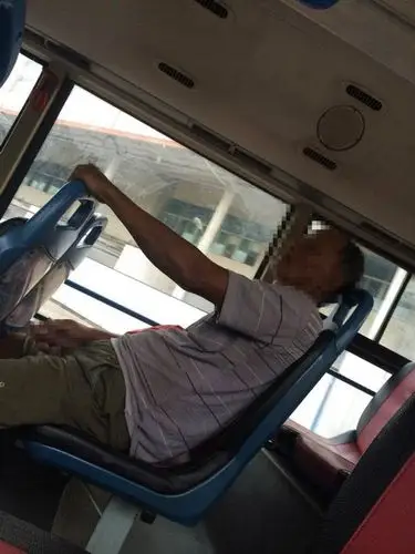 猥琐大叔又在公交上"抓壮丁"时隔一个月万万没想到的是东莞女生在公车