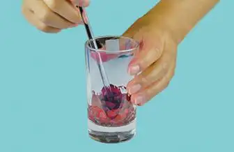 玫瑰香水的做法图解第一步:用剪刀把玫瑰花瓣剪碎,装进杯子里.