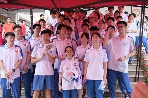 惊险的是,今早在广州一中考点,一考生走错考场,警方用摩托车将其从