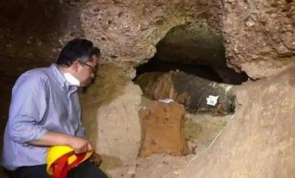 考古发现千年古墓,两男子"手牵手",揭秘身份原来是他们