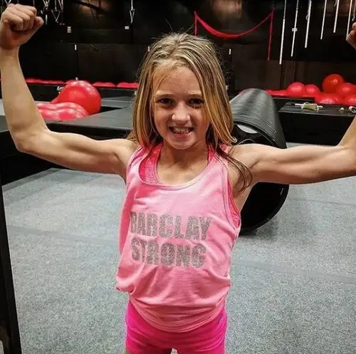 美国一女孩1岁就开始跑酷,已经拥有一身结实的肌肉!