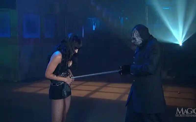 魔术揭秘害怕剑直穿美女身体这是怎么做到的
