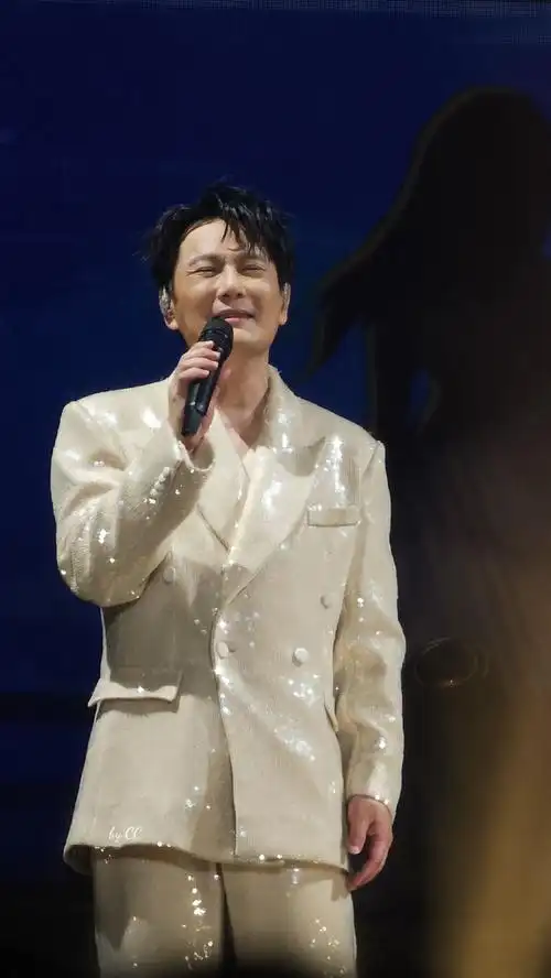 張信哲超话0518 绍兴站 白色亮片西装的你笑得好甜 好暖 好撩#张信哲