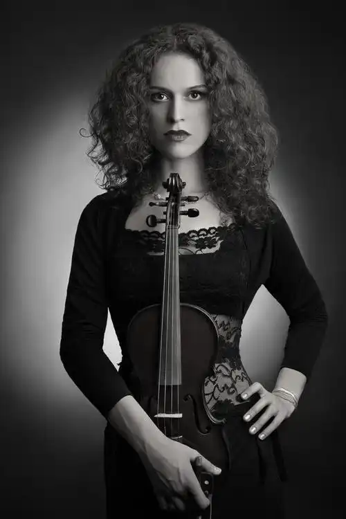 小提琴的肖像时尚女人.