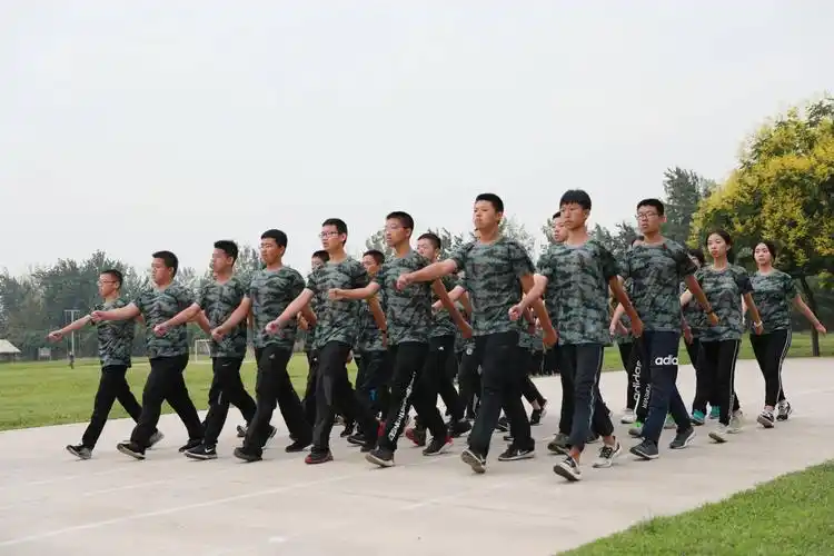 武警西安支队支队长郝光荣与西安市曲江第一中学校长边团结代表双方