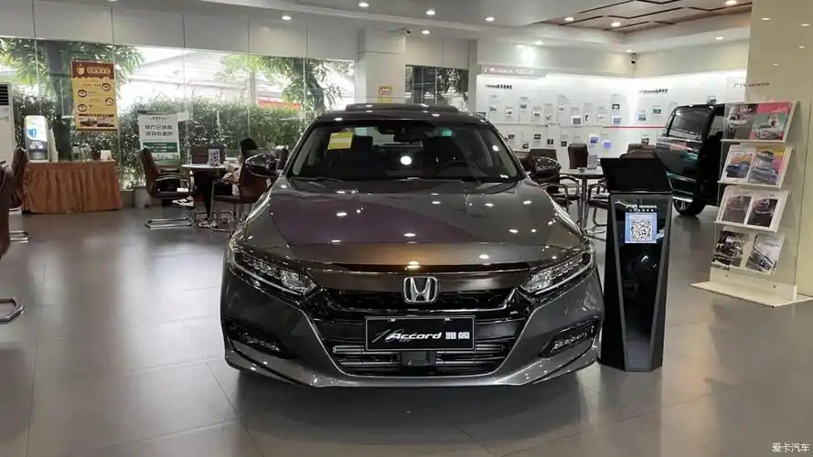 难得见到辆太空银的雅阁够帅气