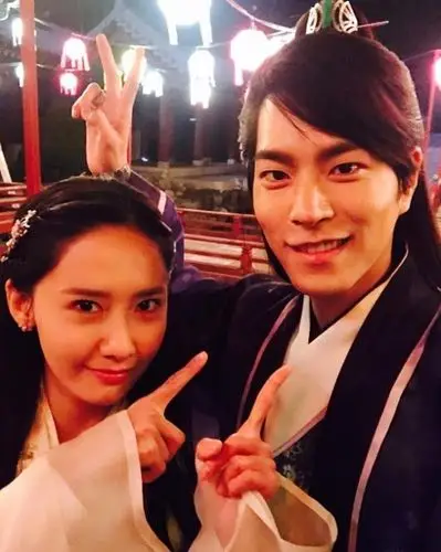 《王在相爱》曝光花絮照 允儿变身吃货【组图】