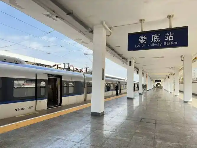 湖南娄底火车站开出第一趟城际动车_怀化_邵阳_列车长