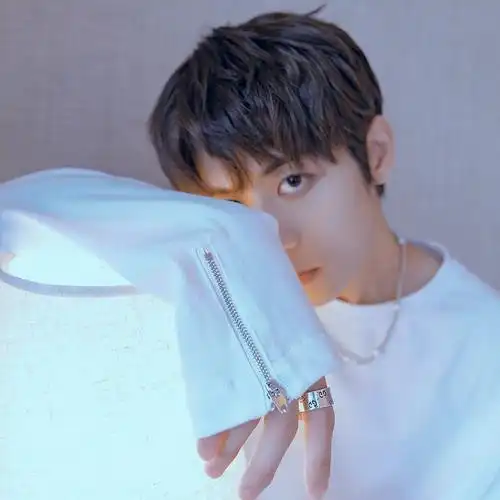 白衣温柔男头像