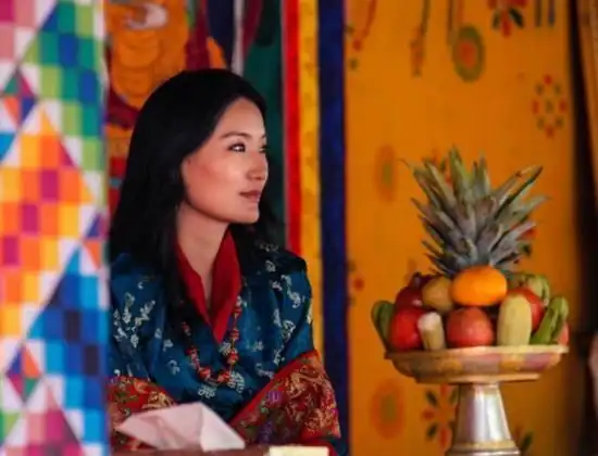 真应了那一句:"娴静犹如花照水,行动好比风扶柳"佩玛身穿不丹传统服饰