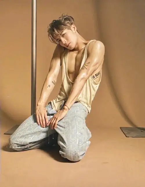 王嘉尔10个月18封##王嘉尔晒18宫格肌肉花絮照