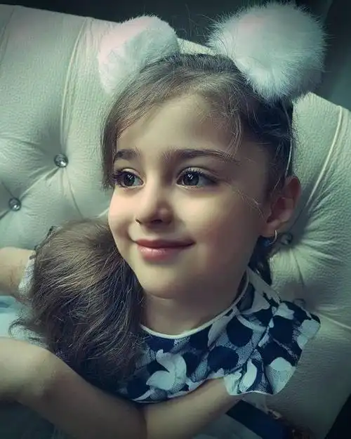 这个小女孩是全球公认最美的女娃,眼睛里满是星辰大海