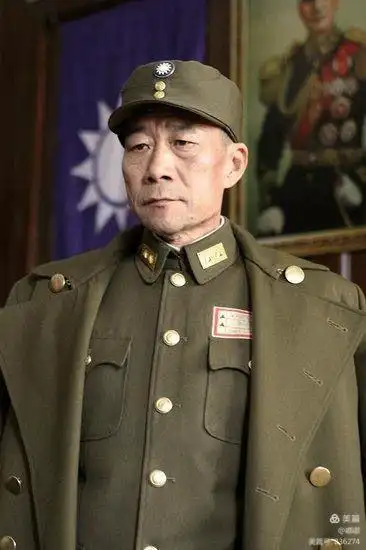 衣服一换,他穿上国民党的军装又成了《孤军英雄》中的国民党中将