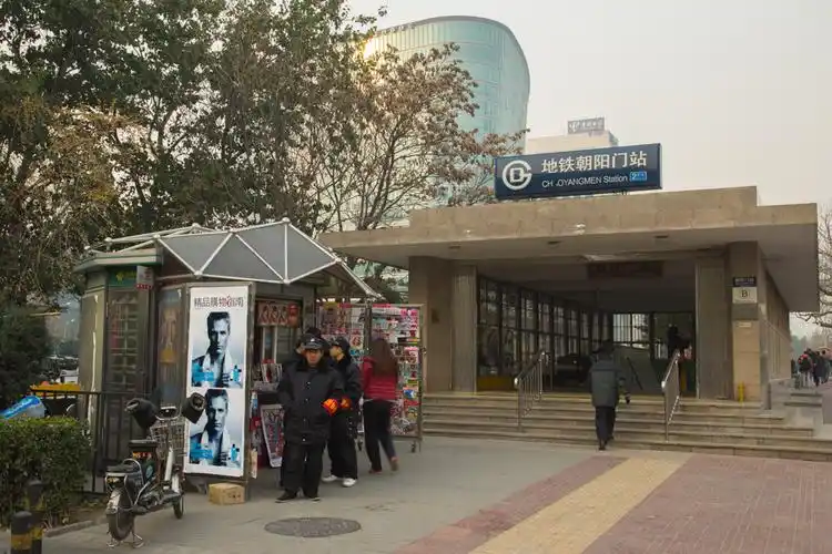 朝阳门地铁站还是老样子