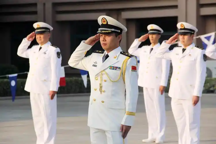 北部战区海军某抢修抢建三队举行"庆祝中华人民共和国成立70周年"升旗