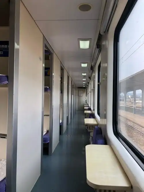 很久没坐硬卧了,老胳膊老腿的爬上铺觉得吃力了.