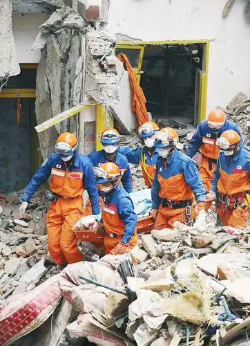 日本救援队挖出遇难者遗体