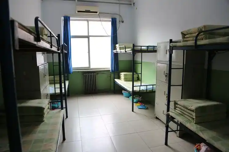 教育处对高一学生宿舍内务进行检查