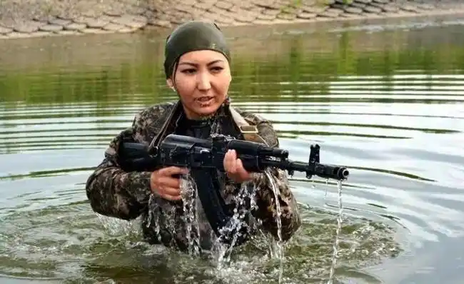 直击蒙古国的女兵吃肉喝奶长大身材比男性都魁梧