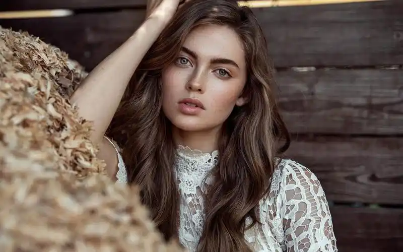 棕色头发的女孩脸雀斑