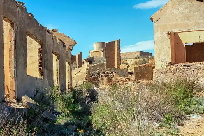 老村庄摧毁在废墟和遗弃由战争的炸弹