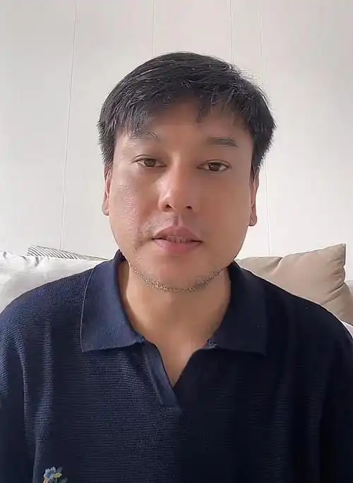 43岁朱孝天罕见直播,胡子头发都花白,网友:怎么老成这样了