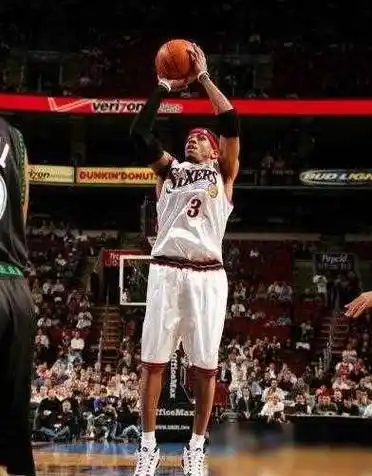 综上所述,尽管身高只有1米83,但艾弗森凭借着出色的臂展,弹跳,手掌