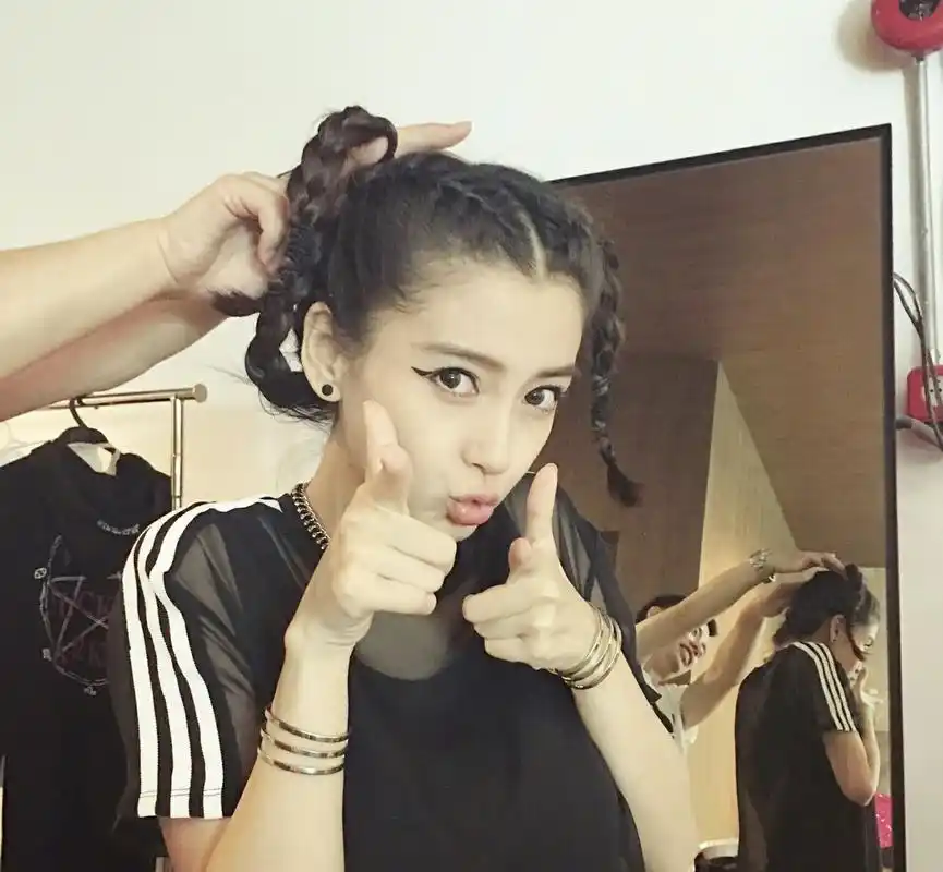 就是编发,angelababy这款编发造型也很活泼,两边格子辫了一个麻花辫