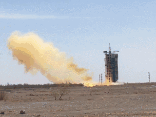 摄)长征四号丙运载火箭直冲云霄(杨成 摄)长征四号丙运载火箭一飞冲天