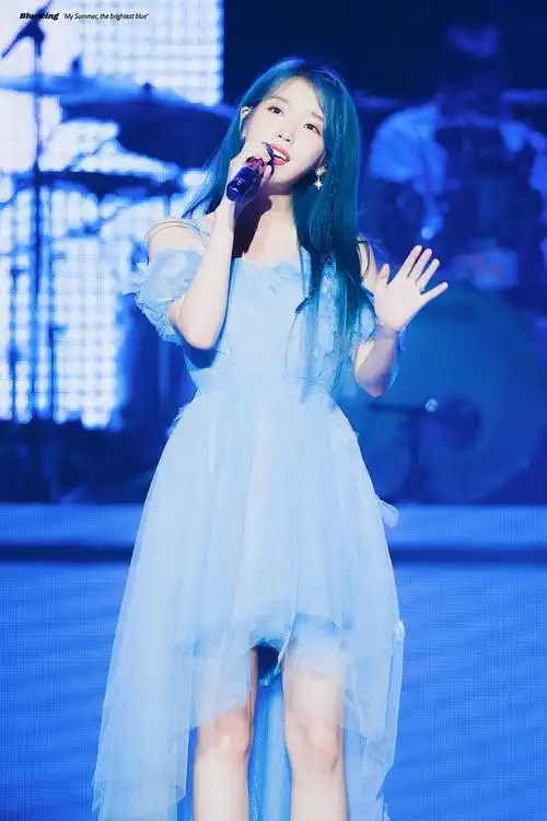 李知恩想问染蓝色好看还是紫色好看