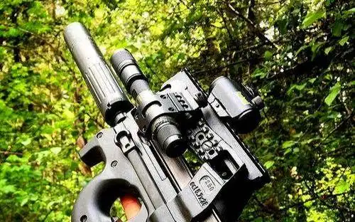 当年被称为最强冲锋枪的fn-p90到底有多强?百米之内无可匹敌